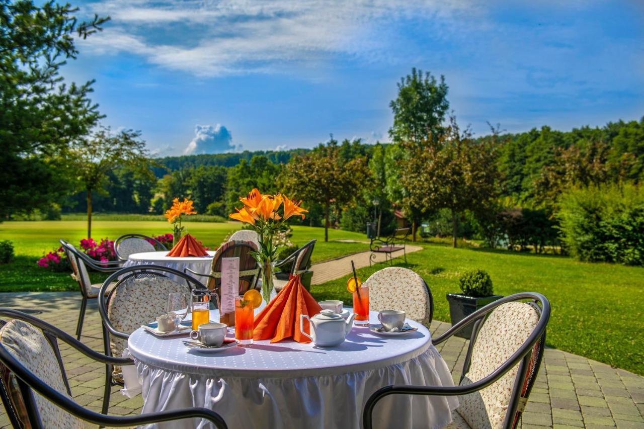 Hotel Forest Hills Зирц Экстерьер фото
