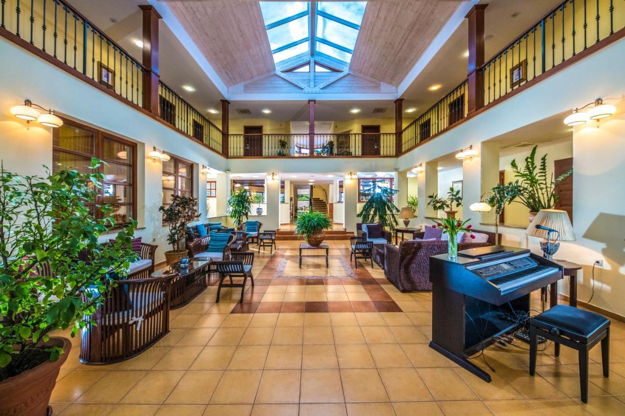 Hotel Forest Hills Зирц Экстерьер фото
