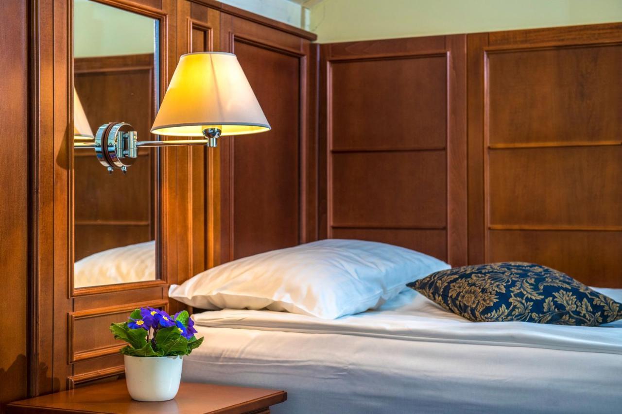 Hotel Forest Hills Зирц Экстерьер фото