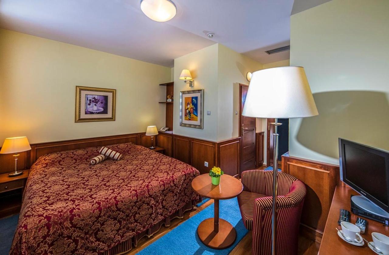 Hotel Forest Hills Зирц Экстерьер фото