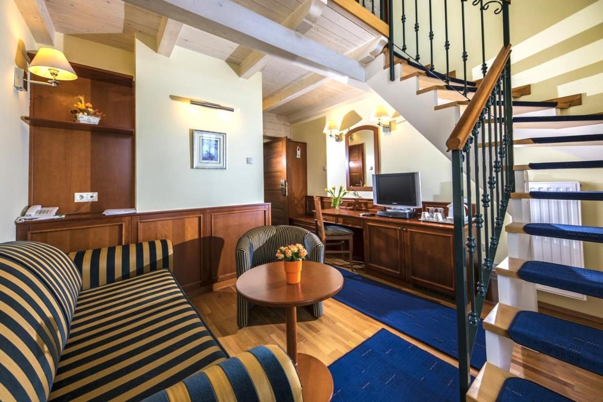 Hotel Forest Hills Зирц Экстерьер фото
