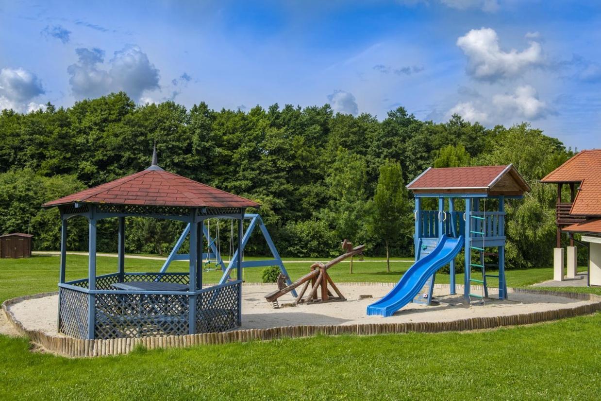 Hotel Forest Hills Зирц Экстерьер фото