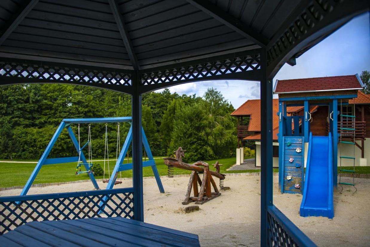 Hotel Forest Hills Зирц Экстерьер фото