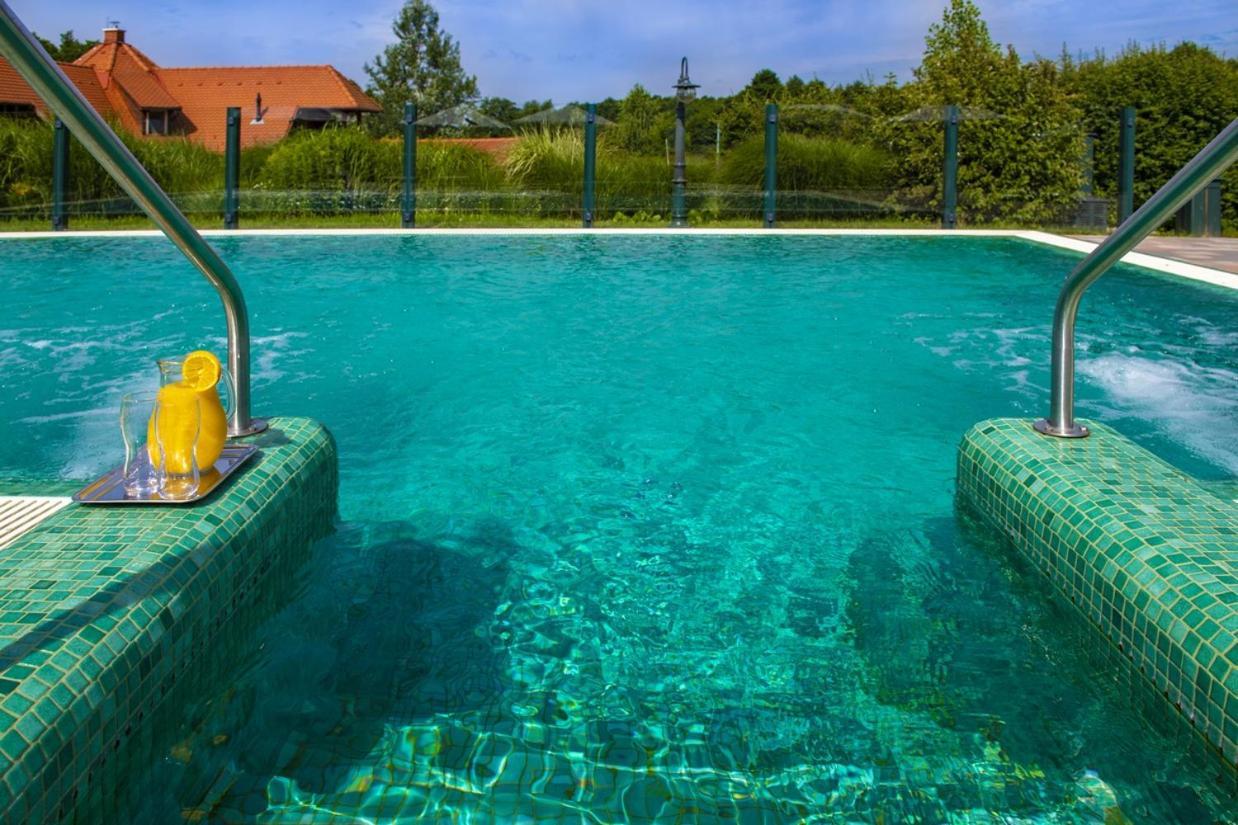 Hotel Forest Hills Зирц Экстерьер фото
