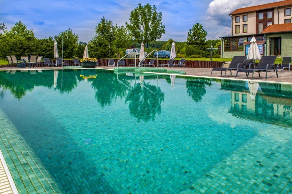 Hotel Forest Hills Зирц Экстерьер фото