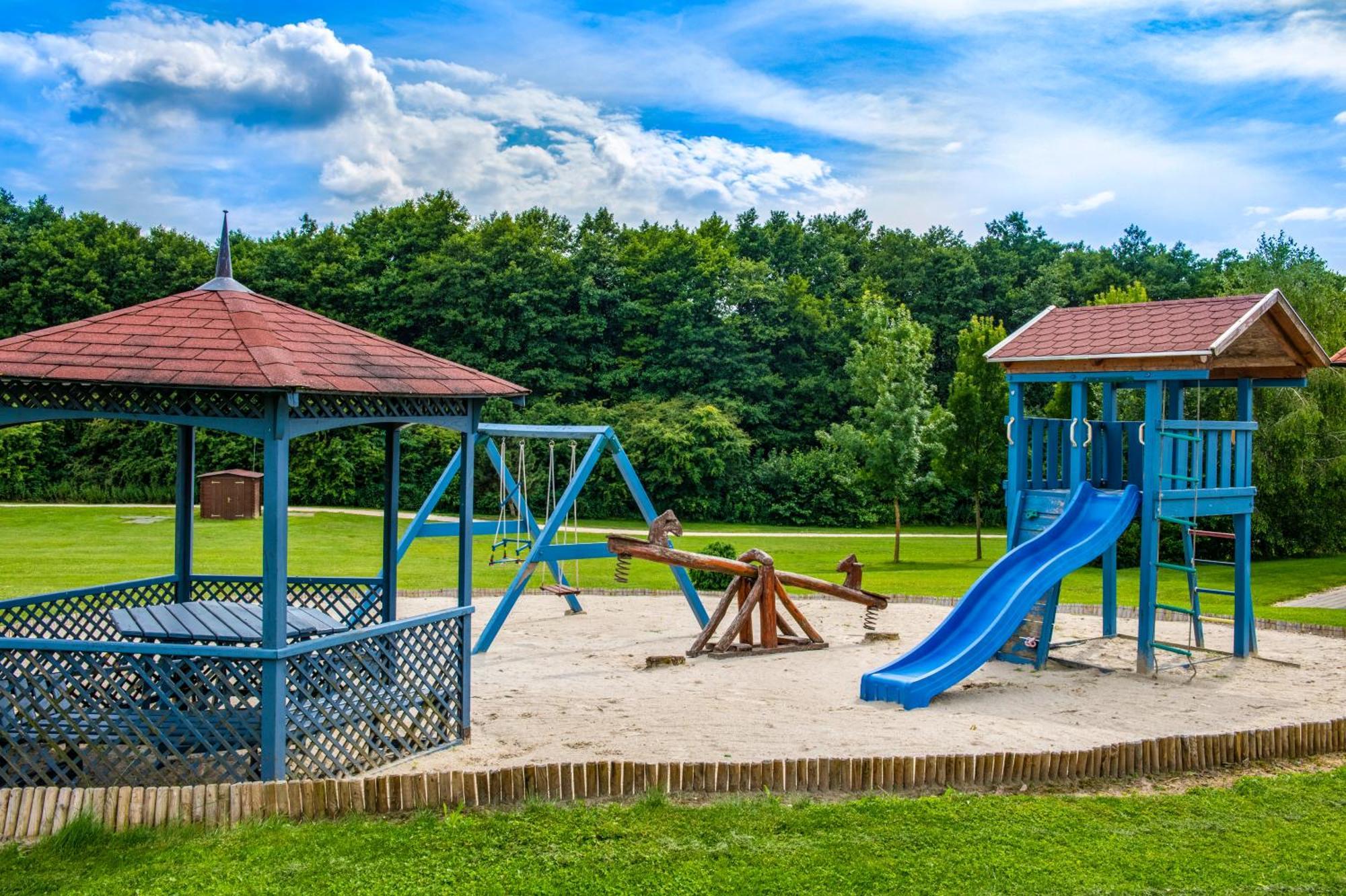 Hotel Forest Hills Зирц Экстерьер фото